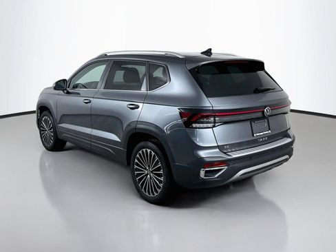 Used 2025 Volkswagen Taos SE FWD image 3