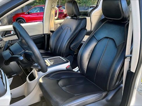 Used 2024 Chrysler Pacifica Touring-L image 19