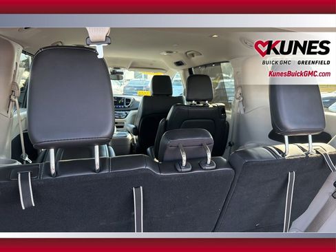 Used 2024 Chrysler Pacifica Touring-L image 39