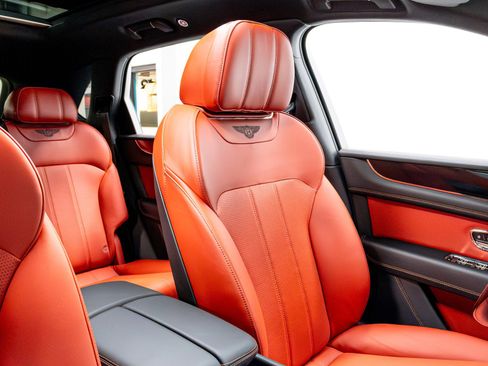 Used 2020 Bentley Bentayga V8 image 24