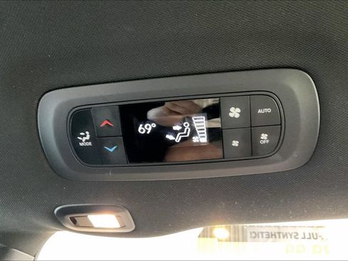 Used 2025 Chrysler Pacifica Limited FWD image 16