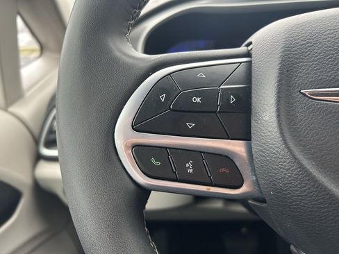 Used 2024 Chrysler Pacifica Touring-L image 9