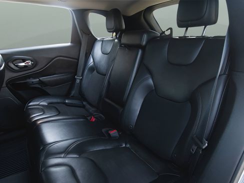 Used 2019 Jeep Cherokee Latitude Plus image 11