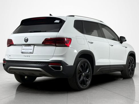 Used 2022 Volkswagen Taos SE w/ Panoramic Sunroof Package FWD image 5