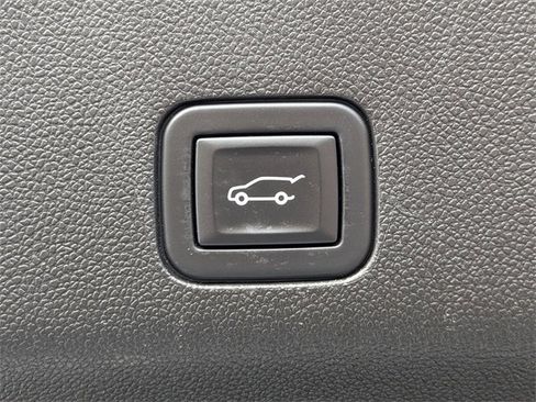 Used 2024 GMC Yukon XL Denali image 14