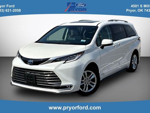 Used 2021 Toyota Sienna XLE image 1