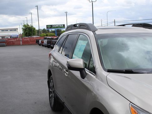 Used 2015 Subaru Outback 2.5i Limited AWD/4WD image 9