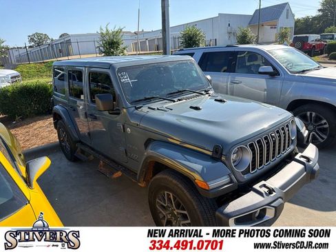 Used 2024 Jeep Wrangler Unlimited Sahara w/ Technology Group AWD/4WD image 2