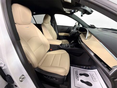 Used 2024 Cadillac XT4 Luxury image 28