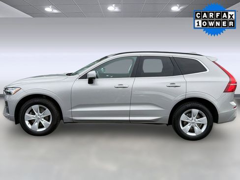 Used 2022 Volvo XC60 B5 Momentum image 2
