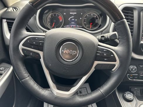 Used 2018 Jeep Cherokee Overland image 14