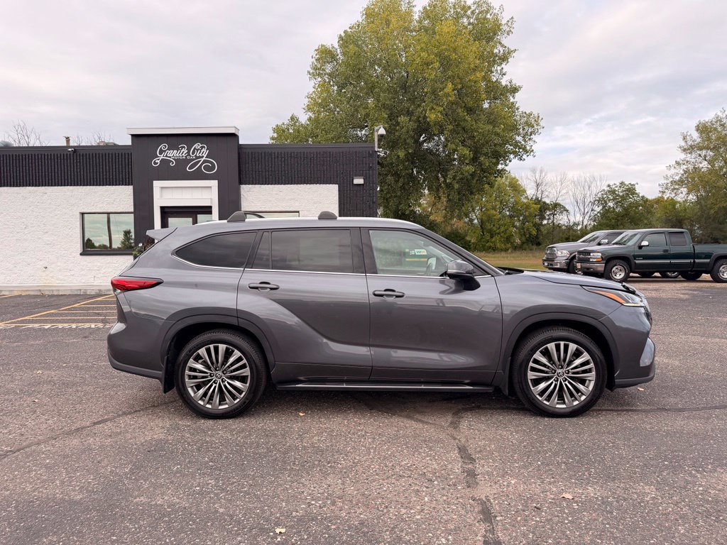 Used 2021 Toyota Highlander Platinum AWD/4WD image 3
