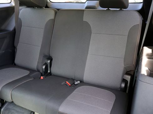 Used 2021 Chevrolet Traverse LT FWD image 14