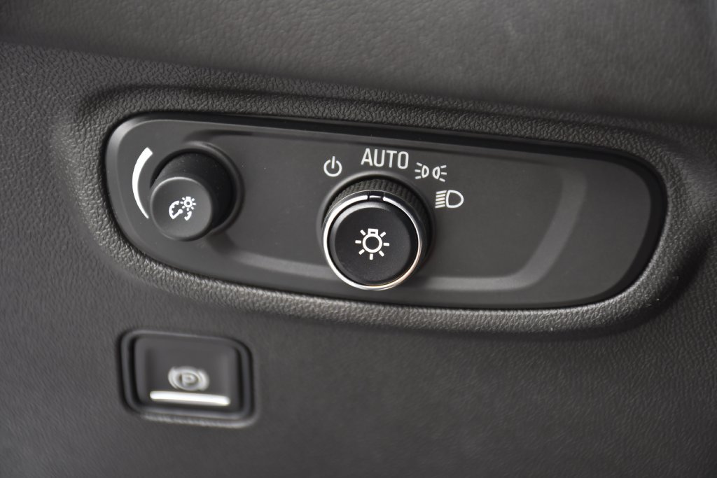 Used 2024 GMC Terrain SLE w/ Driver Convenience Package FWD image 19