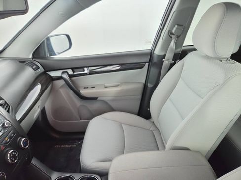 Used 2012 Kia Sorento LX w/ Convenience Pkg FWD image 16
