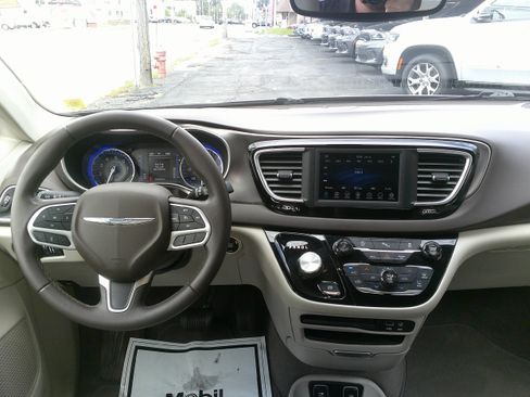 Used 2018 Chrysler Pacifica Touring-L FWD image 16