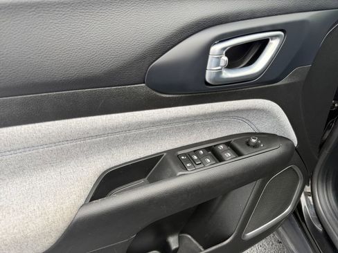 Used 2022 Jeep Compass Latitude FWD image 11