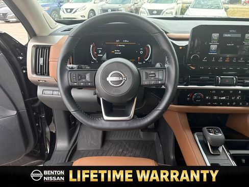 Certified 2025 Nissan Pathfinder Platinum image 16