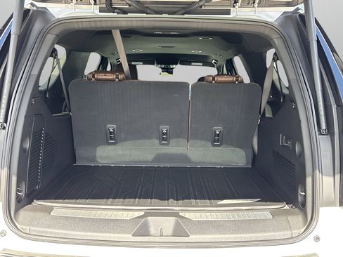 Used 2025 Chevrolet Suburban High Country image 8