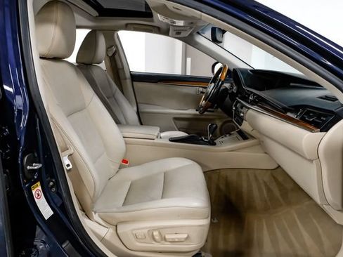 Used 2014 Lexus ES 300h w/ Luxury Package w/Bamboo Trim FWD image 29