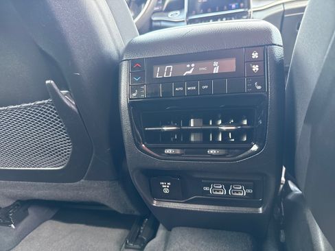 Used 2023 Jeep Grand Cherokee L Limited w/ Luxury Tech Group II AWD/4WD image 19