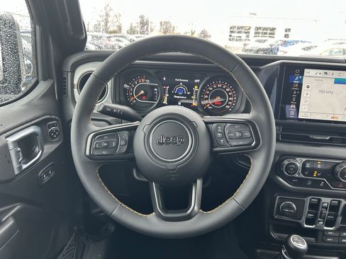 Used 2024 Jeep Gladiator Sport image 10