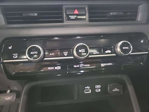 Used 2024 Honda Pilot Touring image 13