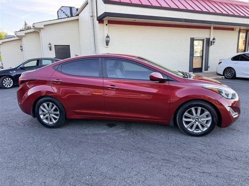 Used 2014 Hyundai Elantra SE w/ Option Group 02 FWD image 4