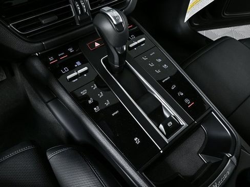 Certified 2025 Porsche Macan AWD image 17