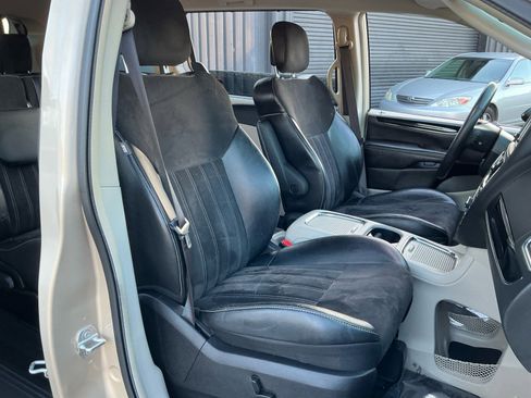 Used 2016 Chrysler Town & Country Limited image 21