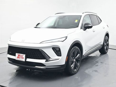 Used 2025 Buick Envision Sport Touring image 2