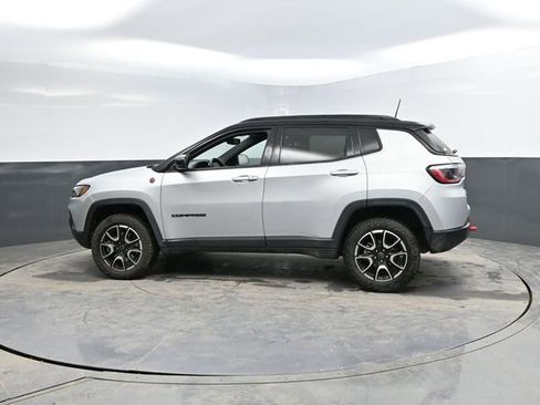 Used 2025 Jeep Compass Trailhawk image 4