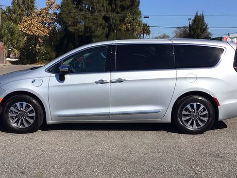 Used 2023 Chrysler Pacifica Limited image 8