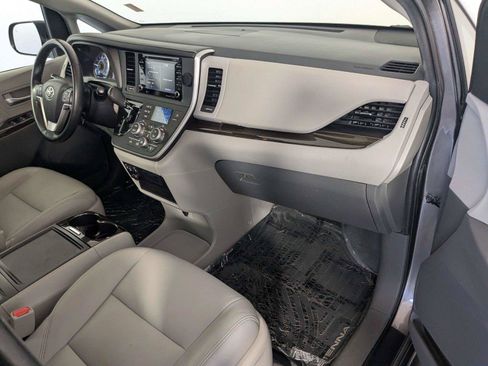 Used 2020 Toyota Sienna XLE w/ XLE Navigation Package FWD image 31