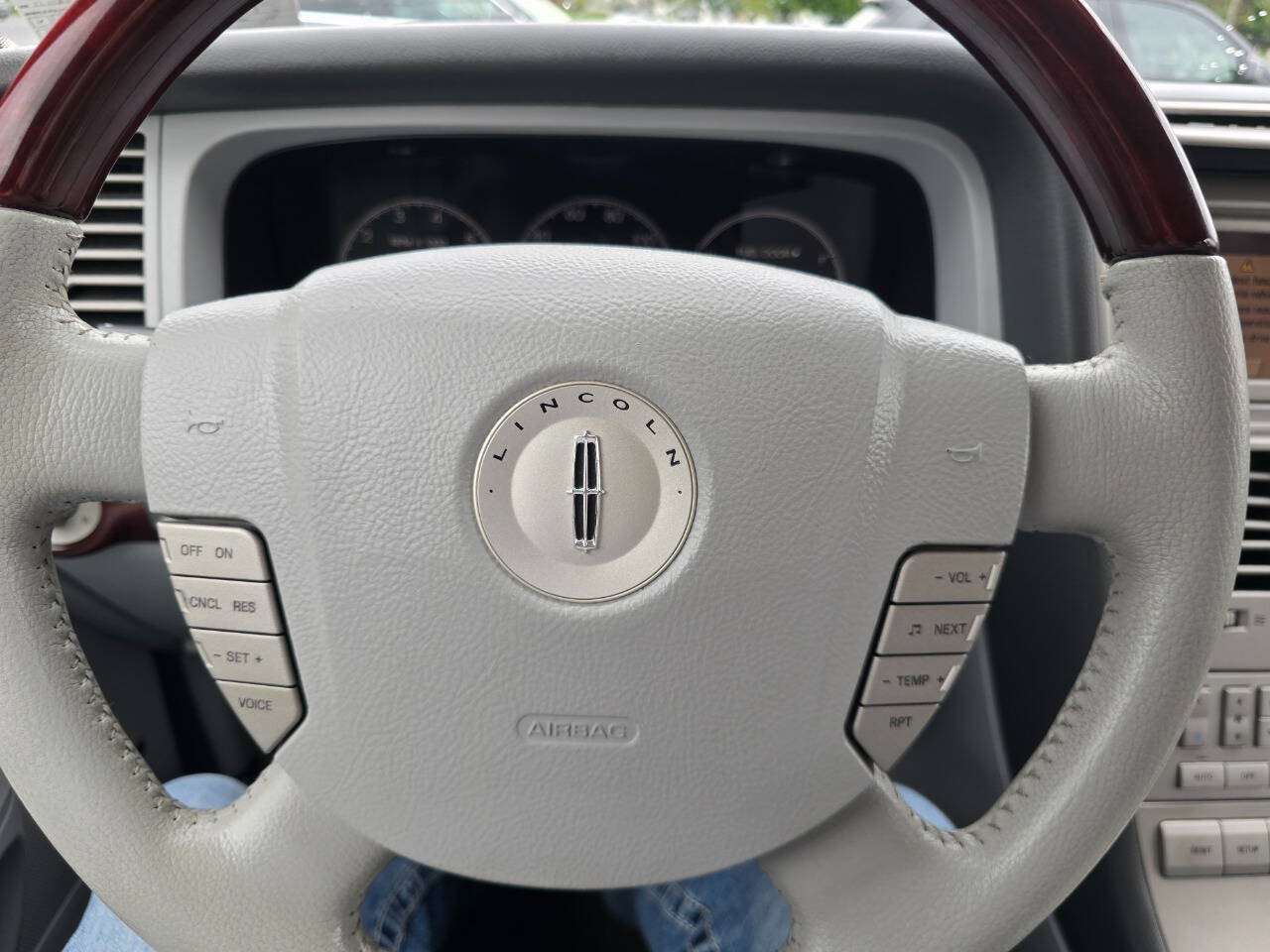Used 2005 Lincoln Aviator AWD image 16