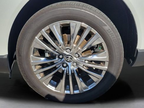 Used 2024 Toyota Venza XLE image 3