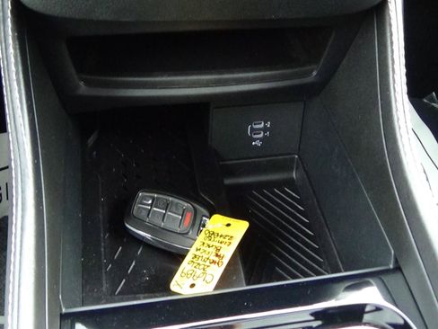 Used 2026 Chrysler Pacifica Limited FWD image 37