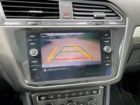 Used 2018 Volkswagen Tiguan SE w/ Panoramic Sunroof Package FWD image 14