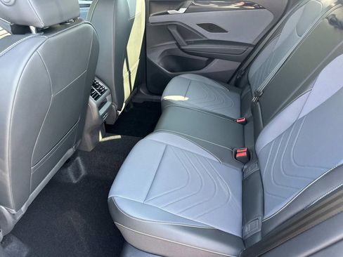 New 2025 Volkswagen Tiguan SE image 13