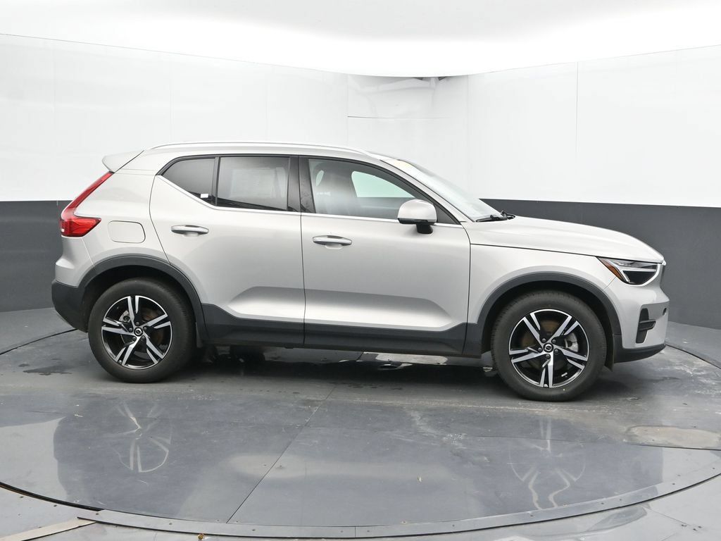 Used 2024 Volvo XC40 B5 Core AWD/4WD image 4