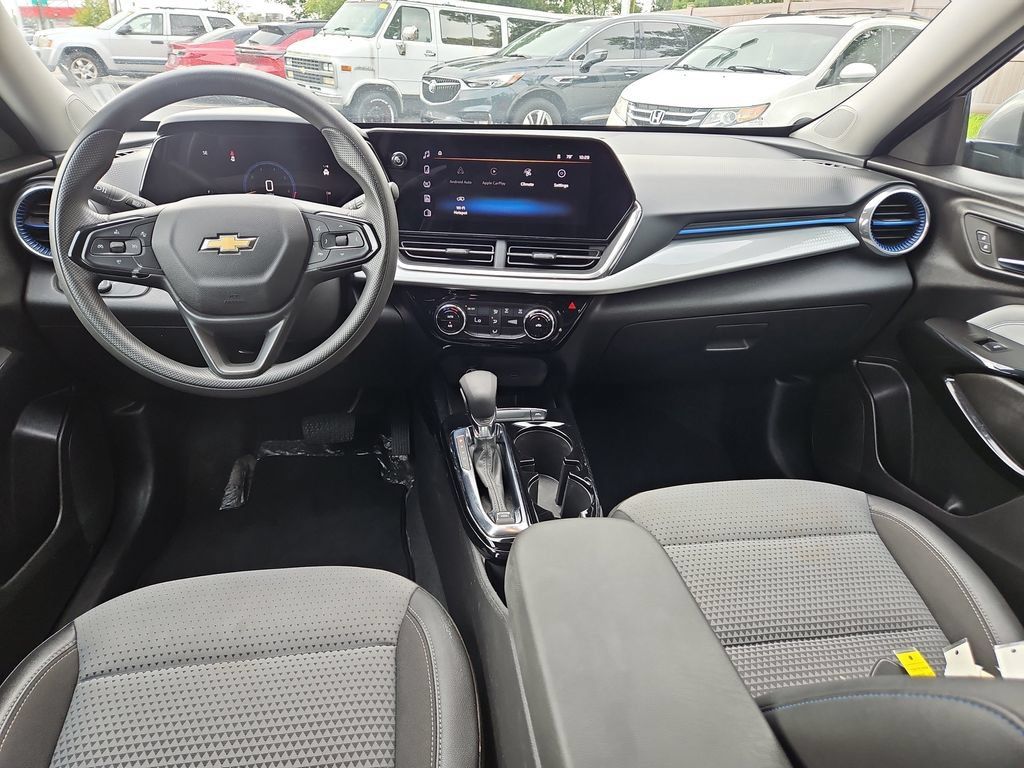 Used 2025 Chevrolet Trax LT FWD image 12