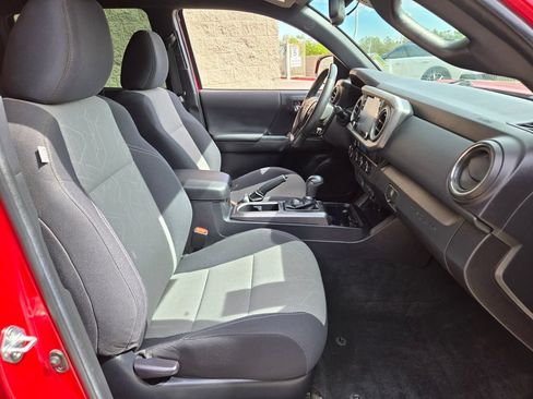 Used 2022 Toyota Tacoma TRD Off-Road AWD/4WD image 19