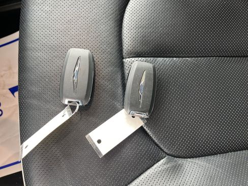 Used 2025 Chrysler Pacifica Limited image 32