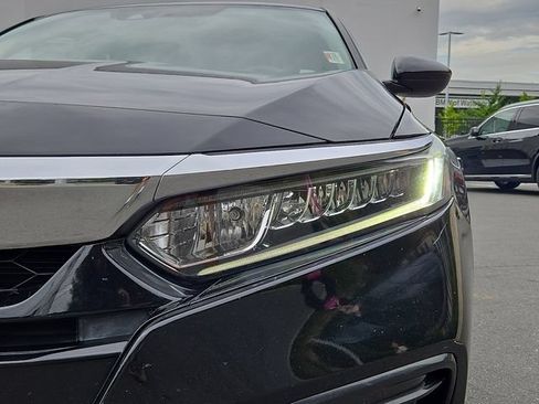 Used 2018 Honda Accord EX image 9