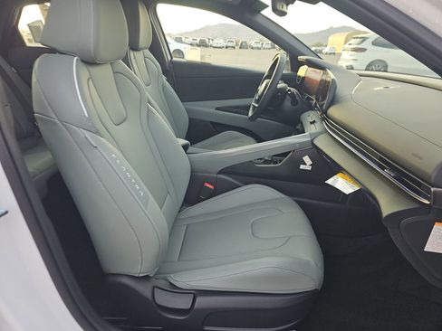 Used 2025 Hyundai Elantra Limited image 8