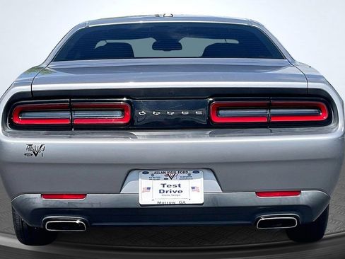 Used 2015 Dodge Challenger SXT RWD image 6