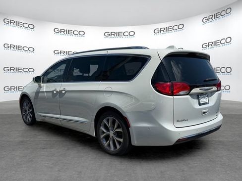 Used 2019 Chrysler Pacifica Limited w/ Tire & Wheel Group FWD image 5