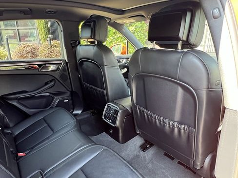 Used 2022 Porsche Macan image 32