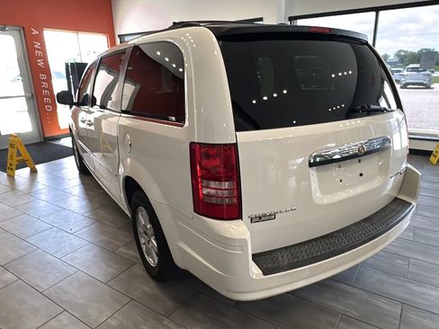 Used 2010 Chrysler Town & Country Touring FWD image 3