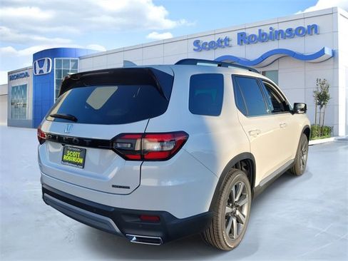 New 2025 Honda Pilot Touring image 4